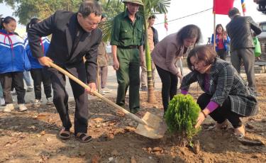Lãnh đạo Hội Đông y tỉnh tham gia trồng cây thuốc đầu xuân tại vườn thuốc nam của đình Làng Xây.
